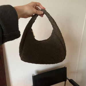 Handväska  - Super fin handväska!! Lite små fläckar inuti men inget man tänker på! 