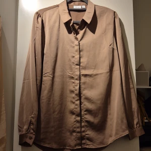 Silkesblus - Silkesblus/skjorta, oanvänd, fina detaljer