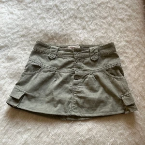 ONLY kjol - Så fin ljusgrön manchester kjol från only! Den passar perfekt nu till sommaren🌼Säljer pågrund av att den är för stor på mig.