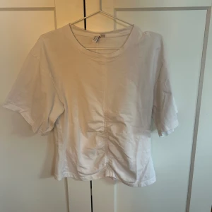 T-shirt  - Snygg t-shirt från & other stories 