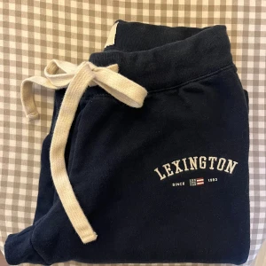 Lexington mjukisbyxor - Säljer ett par mörkblå mjukisbyxor av märket Lexington. Storlek XS.