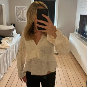 Blus - Jätte söt blus från gina som inte kommer till någon användning längre🌸