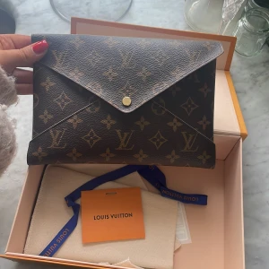 Louis Vuitton  - Säljer min superfina, äkta Louis Vuitton väska som jag använt på balen 1 gång. Orginalbox, dustbag och scanningslapp medföljer