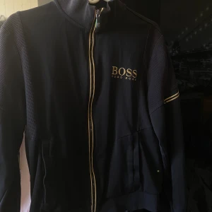 Sweatshirt  - Hugo boss kofta utan defekter säljer pga blivit för liten. 