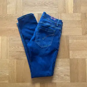 Säljer ett par trolltyget feta dondup jeans i strålande skick. Riktigt bra fade på de och inga defekter. Storlek 33👍