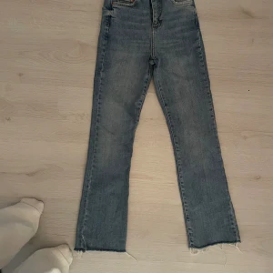 Mid waist jeans - Köpt från Gina i storlek 32. Växt ur dem💕