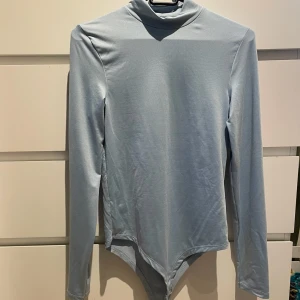 Ljusblå polo body - Ljusblå polo body i bra skick, använd fåtal gånger.