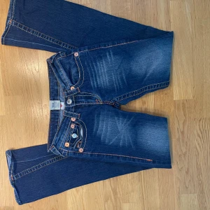 Super snygga true religion jeans - Säljer dessa eftersom de inte kommer till så mycket användning längre. (Det saknas en knapp på ena fickan)