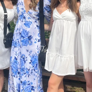 Vit klänning - Fin klänning, änvönd sparsamt och är i väldigt fint skick. Inga defekter 🥰