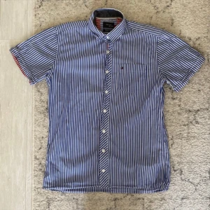 Vintage Redgreen Skjorta Randig - I toppen skick  Storlek Medium och gjord utav Egyptisk bomull  Skriv ifall du har några fler frågor!