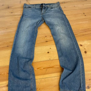 Lågmidjade raka jeans - Lågmidjade raka jeans med långa ben, perfekt till dig om du är lite längre. De äe långa på mig som är 174! Väldigt fin färg och sitter fint!