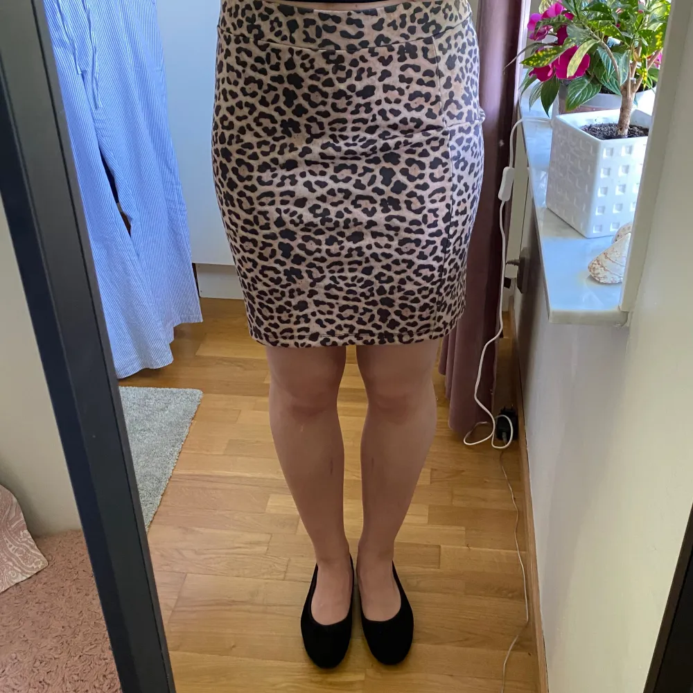 Säljer denna kjol med leopardmönster från NA-KD. Den är i mycket fint skick och i storlek M. (Jag är 172 cm som preferens). Kjolar.