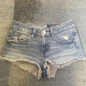 Jeans shorts - Säljer dessa super snygga lågmidjade jeans short då de är försmå💕