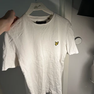 Lyle & Scott t shirt - T-shirt i befintligt skick. Litet hål bak på ryggen annars inge skavanker. Storlek M men passar S.