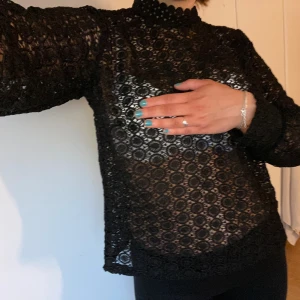 Blus - så fin blus som ej kmr till användning 🩷 högre hals & knapp i nacken 