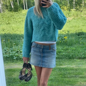 Stickad tröja - Skitgosig, mjuk, stickad tröja i en jättefin turkos. Från BikBok