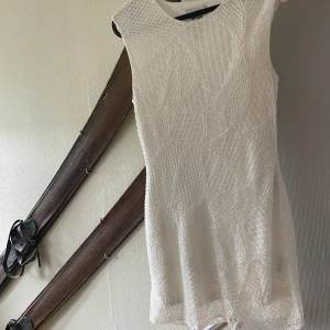 Vit klänning - En jättefin klänning från Rebecca Stella Endast använd en gång och säljs då den tyvärr är för liten för mig Den är inte genomskinlig Kan tänka mig sänka priset!