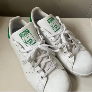 Adidas Smith 38 - Köpte av en här på plick men har aldrig använt de för att de inte passade mig…Bra skick det är typ bara på skosnörena som det syns att de är använda men de går att tvätta oså jag har bara inte orkat😁😁