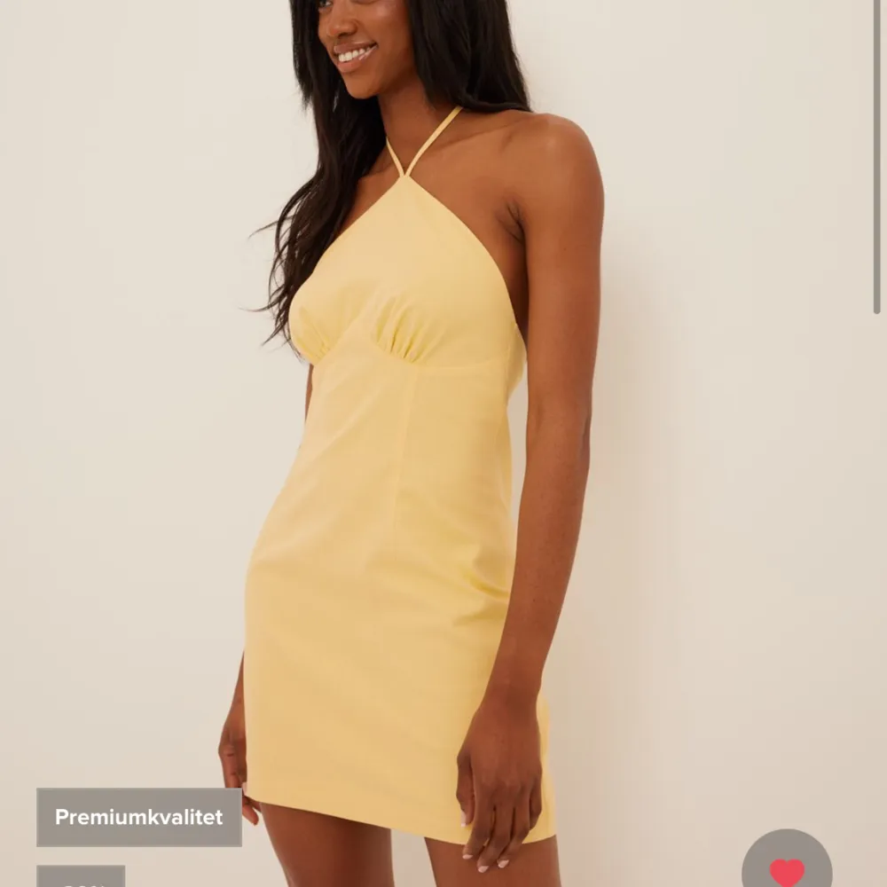 Säljer denna otroligt fina gula klänningen då den tyvärr är för liten för mig, en otroligt somrig och fin kortklänning med knyte i nacken och halvöppen rygg🫶🏼🫶🏼🫶🏼. Klänningar.