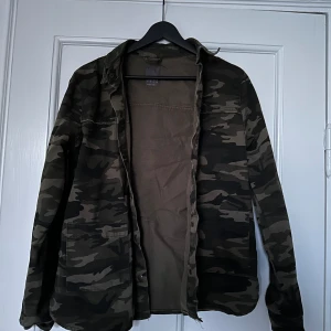 Militär jacka - Grön militär jacka i robust material. Perfekt vår/sommar jacka.