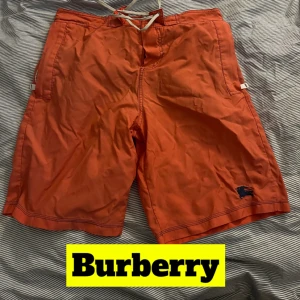 Burberry Badbyxor - Fräscha snygga burberry badbyxor till salu i storlek M. Inga defekter.
