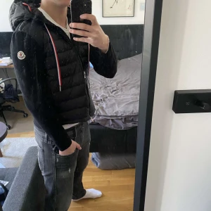 Moncler cardigan - Nästan helt ny cardigan, säljer då den satt lite tajt. Säljer den här eftersom att kvittot är borta men har bild på banktransaktionen. Nypris runt 9000kr, mitt pris 3799kr.