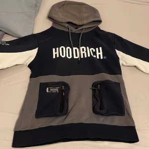 Hoodrich kofta storlek S - Köpte denna kofta i 2022 har ej använt den mycket och den passar inte mig längre så vill bli av med den pris kan diskuteras 