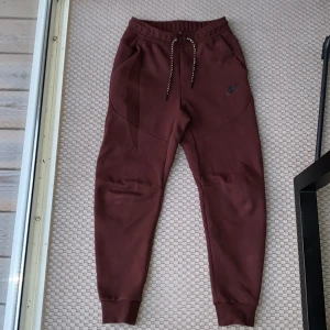 Nike tech fleece byxor - Storlek XS Nypris 1150 kr Skick 9/10 Säljer då de är för små
