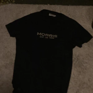 Morris t shirt - Asfet Morris tisha  Perfekt till sommaren Svår att hitta nån stans  Skick 8/10 Köparen betalar frakt 📦  Storlek SMALL