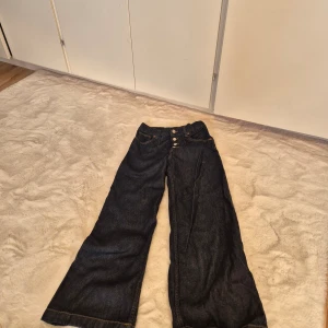 Mörkblåa jeans  - Jättefina jeans i jättebra skicka! 