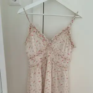 Superfin rosa klänning från vero moda med blommor, knappt använd💞💘🌸 storlek S med justerbara band så den går att anpassa