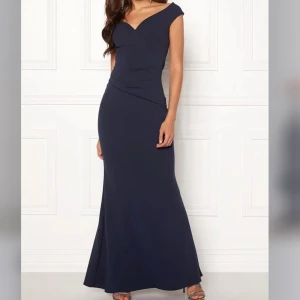 Balklänning - Säljer min blåa balklänning från Bubbelroom i storlek xs. Den är använd en gång och i mycket bra skick. Skriv för fler bilder och frågor om pris. Originalpris 999kr men säljer för 700kr.