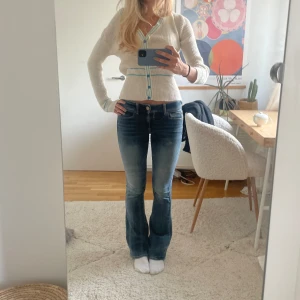 Lågmidjade jeans - Mörkblå lågmidjade utsvängda jeans med asnajs tvätt💗