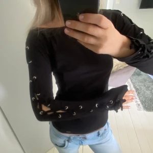 Långärmad tröja - Assså HUR snygg långärmad tröja? Så snygga detaljer med knytning på sidan av ärmarna🙌🏼🙌🏼🙌🏼🙌🏼