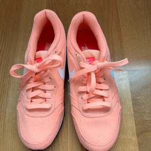 Nike skor stl 38 - I mkt fint skick, endast använda 1 gång. Säljes pga att de är för små. Färg, aprikos/med rosa detaljer. 