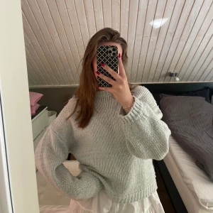 Stickad tröja från NA-KD - Jättefin stickad tröja från NA-KD perfekt att ha över klänningen eller till en kjol nu på sommarkvällarna!!