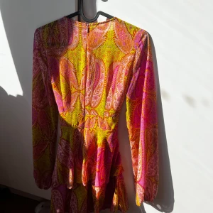 Byxdress - Säljer denna super fina byxdress som ser ut som en klänning men känns super skönt att de är en byxdress då man inte behöver vara rädd att den ska blåsa upp!  