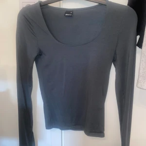 Långärmad tröja med slits - Säljer denna gröna tröja med slits i ärmarna 💕 använd endast 1-2 gånger