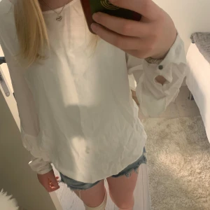 Vit blus💕 - Super söt vit blus som inte kommer till användning längre 💞💞(lite skrynklig på bilden!)