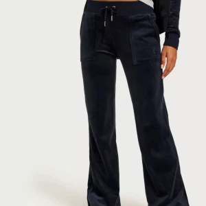 Juicy Couture byxor - Superfina marinblå juicy byxor i bra skick säljes. Inga hål eller fläckar men ena pluppen som ska finnas på snöret vid midjan saknas. 