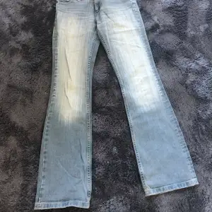 Säljer dessa jeans då de ej kommer till användning🌸 Lågmidjade bootcut, storlek 26/33🫶🏼 