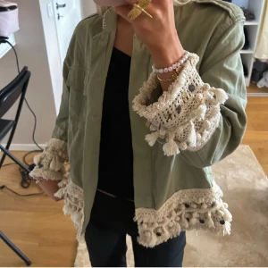 Grön jacka från zara - Säljer denna populära gröna jacka från zara 😍 Lånade bilder, kom privat för egna!