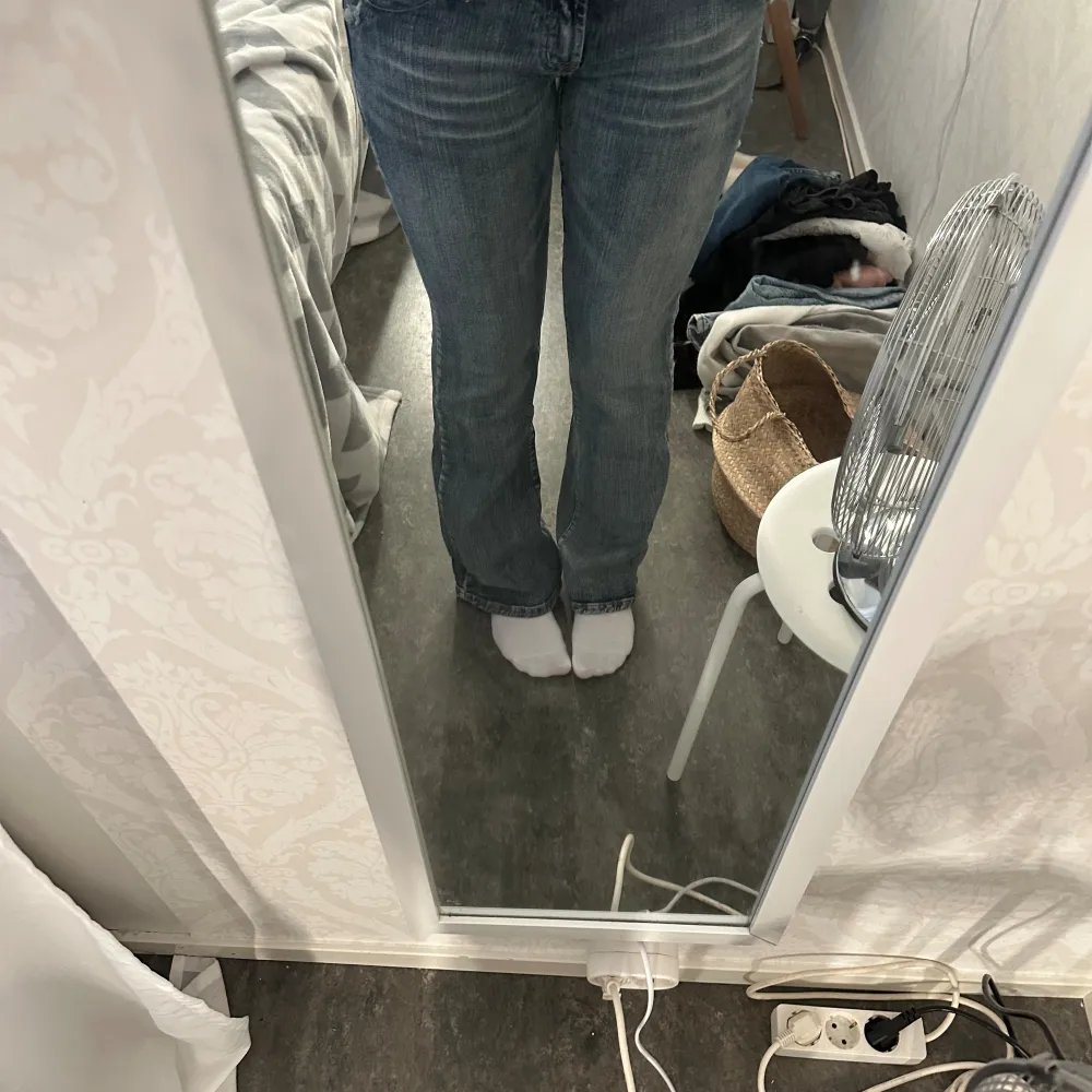 så himla coola och unika jeans med detaljer. de är lite för små för mig och jag brukar ha 40-42 i jeans så skulle säga att de passar 38-40 bäst beroende på hur man vill att de ska sitta. längden är bra och jag är 170cm! skriv om ni undrar något 💗. Jeans & Byxor.