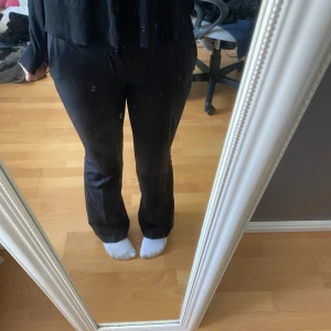 Lågmidjade kostymbyxor  - Lågmidjade kostymbyxor från bikbok. Är som nya. Säljer då dom är för små för mig. Ny pris 499 säljer för 380💕
