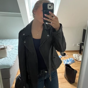 Skinnjacka  - Säljer denna jätte snygga skinnjacka som tyvärr inte kommer till användning! Passar mig som i vanliga fall har storlek S. Äkta skin och köpt från stradivarius, den är använd men i väldigt bra skick. Tveka inte att kontakta vid frågor!