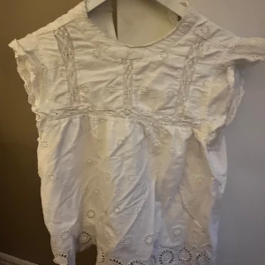 Söt blus  - Söt vit blus i nsyskick, bara ostyrkt på bilden ❤️