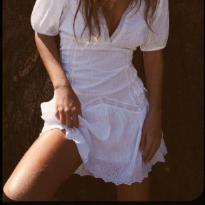 Vit zara klänning - Världens finaste klänning från Zara, helt oanvänd🙌🙌