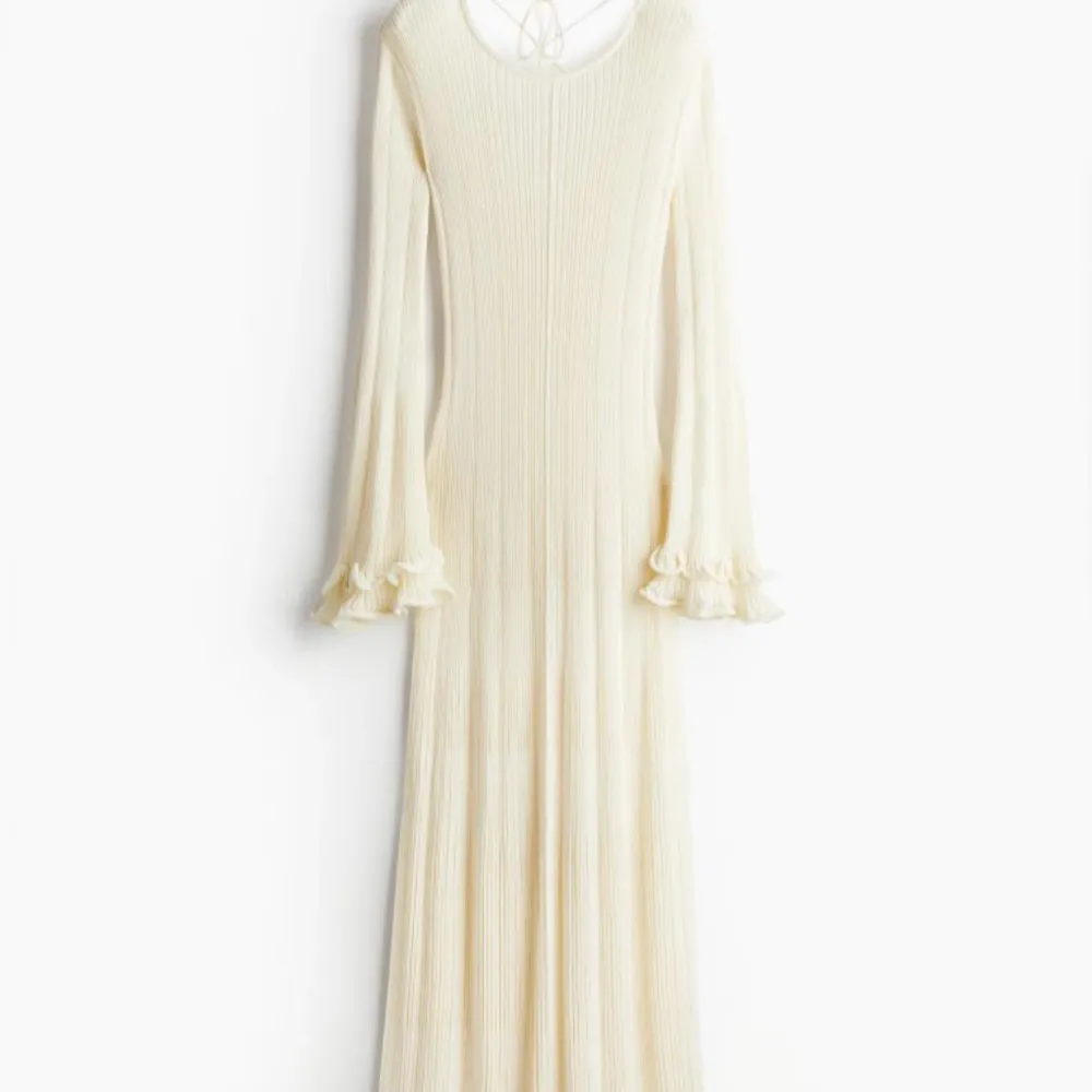 Helt ny! Med lapparna kvar.  Säljer den virala ribstickade TikTok klänningen med knytband bak H&M  Artikelnummer 1227238001 Storlek small. Klänningar.