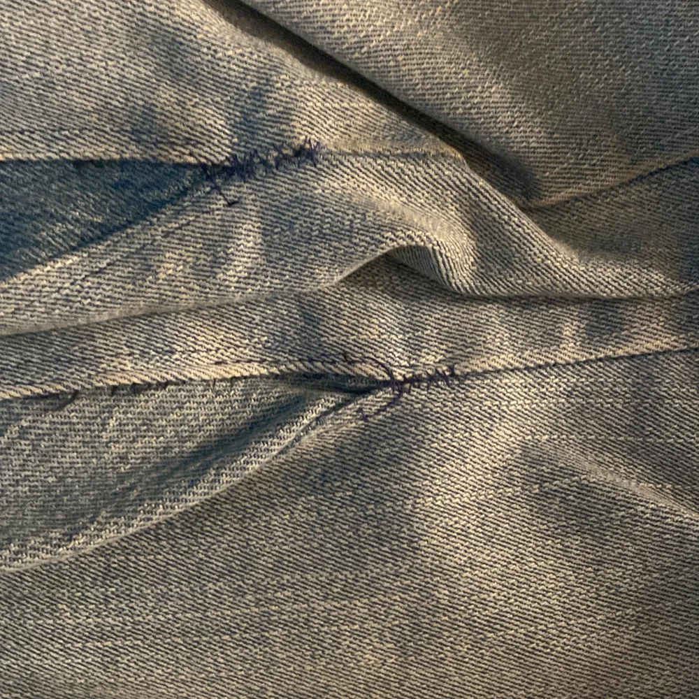 Säljer mina skit snygga jeans 💗Dom var straight förut men jag sydde din till utsvänga/bootcut dom är lite lågmidjade och säljer så som e lite för små💗. Accessoarer.