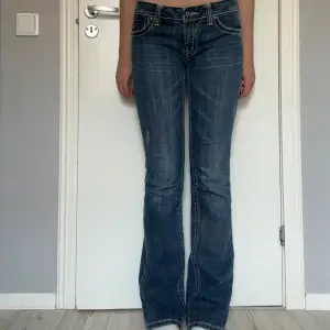 Säljer mina lågmidjade mörkblå miss me jeans. De är bootcut i modellen! Finns några små slitningar men de märks inte.